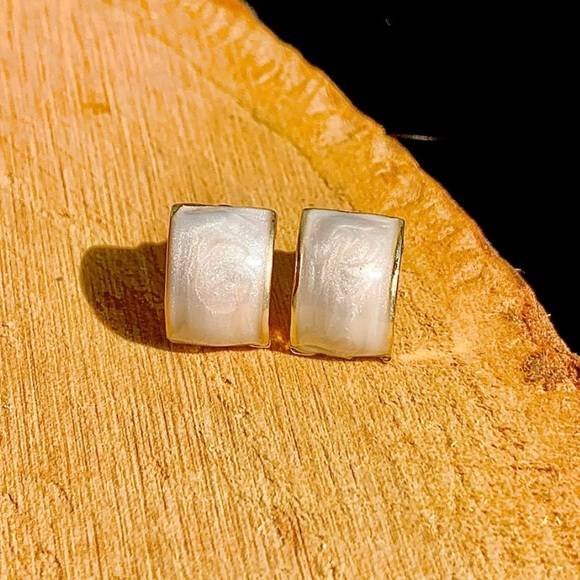 Dainty Bright Shiny White Elegant Cute Minimalist Luxury Stud Earrings - Picture 1 of 4
